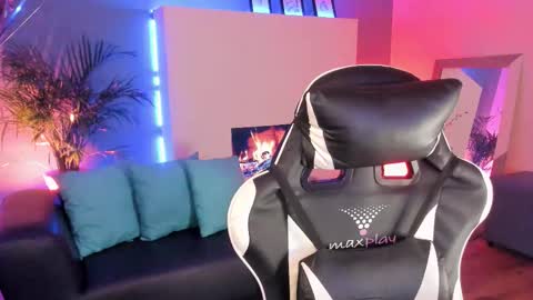 Snapshot of megan_inked_ chatting on 09-10-25, 02:33 online show from 09-10-25, 02:33