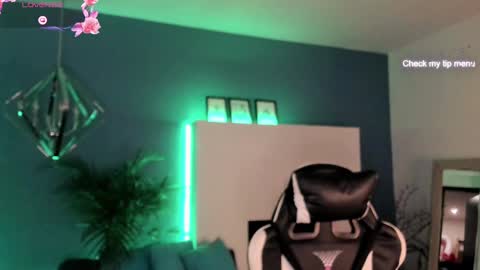 Snapshot of megan_inked_ chatting on 11-01-25, 04:14 online show from 11-01-25, 04:14