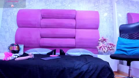 Snapshot of meganfoxxi_ chatting on 02-07-25, 11:45 MeganFOXXI online show from 02-07-25, 11:45