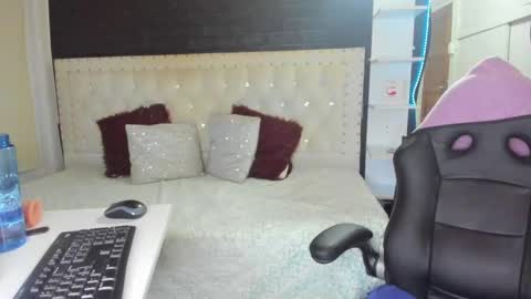 Snapshot of melanie_hh chatting on 03-11-25, 07:15 Melanie  online show from 03-11-25, 07:15