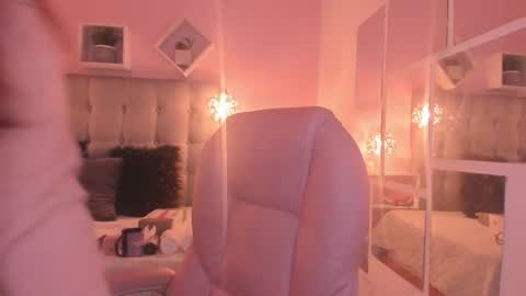 Snapshot of melanie_hh chatting on 10-14-25, 04:02 Melanie  online show from 10-14-25, 04:02
