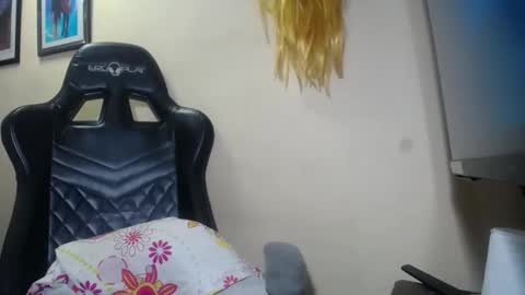Snapshot of melany_isabella chatting on 02-23-25, 01:02 melany online show from 02-23-25, 01:02