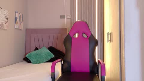 meli_peach online show from 11-26-25, 07:15