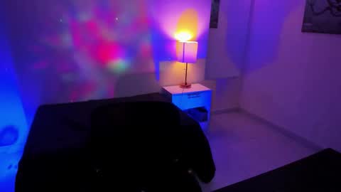 Snapshot of melina_hope_ chatting on 10-27-25, 02:43 Melina Hope online show from 10-27-25, 02:43