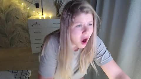 Melissa  Ray online show from 10-06-25, 06:05