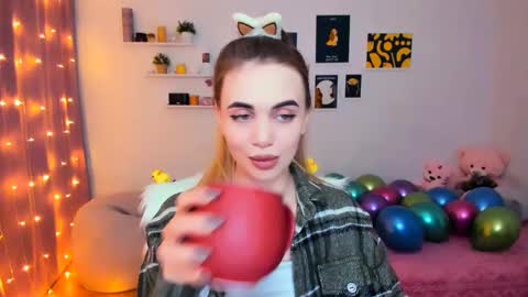 Snapshot of mellifluoustess chatting on 02-14-25, 02:18 Tessa online show from 02-14-25, 02:18