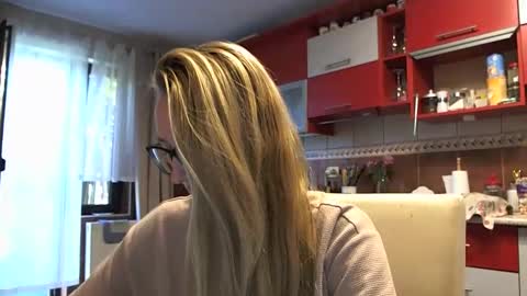 Melly online show from 09-16-25, 06:25