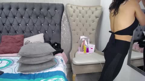 Melodi online show from 01-31-25, 01:23