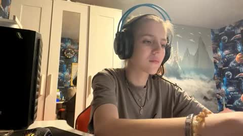 Snapshot of melonygriffen chatting on 10-15-25, 12:38 Hi Im Aria 18 years old online show from 10-15-25, 12:38