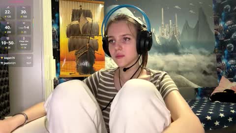 Snapshot of melonygriffen chatting on 11-27-25, 01:24 Hi Im Aria 18 years old online show from 11-27-25, 01:24