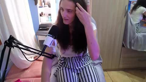 Snapshot of memisecrets chatting on 10-25-25, 05:30 Megumi  Aina online show from 10-25-25, 05:30