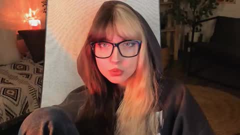Snapshot of memorycadence chatting on 10-19-25, 03:23 Mia online show from 10-19-25, 03:23
