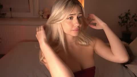 Lara OFFLINE  online show from 12-18-25, 09:54