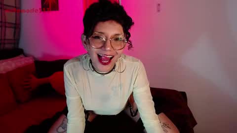 Snapshot of metamorfe333 chatting on 10-21-25, 12:00 Mor online show from 10-21-25, 12:00