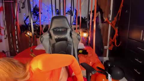 Violett online show from 10-27-25, 05:39