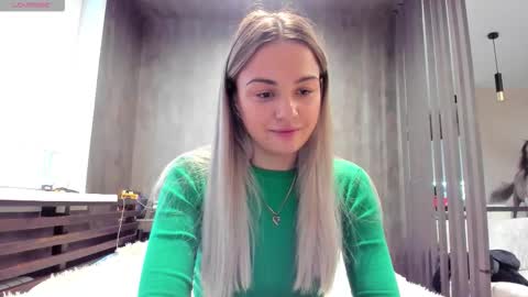 Mia online show from 12-04-25, 03:16