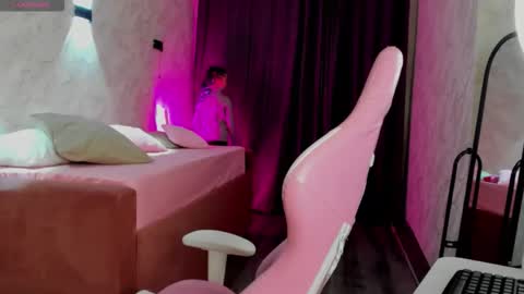 Mia  GMT7 Mon Tue Wen Thur 1000am-0300pm Sat 0300am-0900am online show from 11-18-25, 12:49