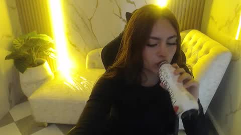 Mia  online show from 10-15-25, 01:33