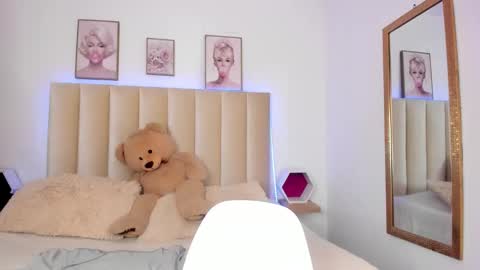 mia_corner online show from 10-17-25, 02:19