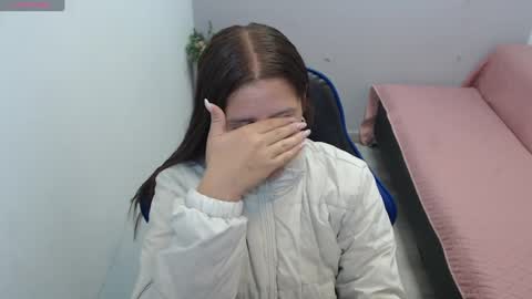 Mia online show from 09-09-25, 01:21