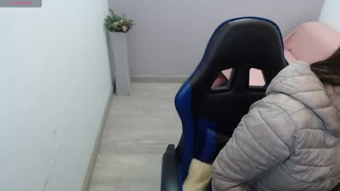 Mia online show from 12-22-25, 01:41