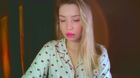 Snapshot of mia_fleur_ chatting on 12-18-24, 03:15 Mia online show from 12-18-24, 03:15