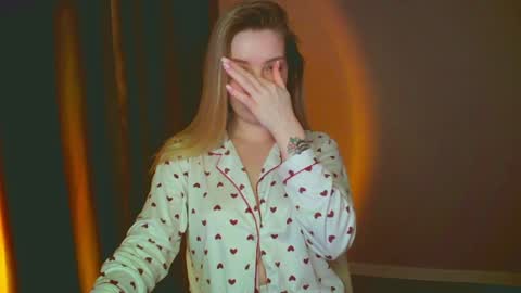 Snapshot of mia_fleur_ chatting on 12-26-24, 02:01 Mia online show from 12-26-24, 02:01