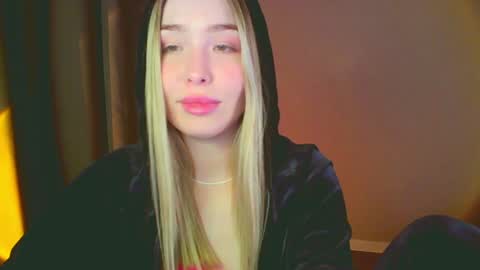 Snapshot of mia_fleur_ chatting on 01-11-25, 01:11 Mia online show from 01-11-25, 01:11