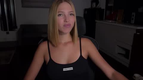 mia_floo online show from 09-25-25, 03:27