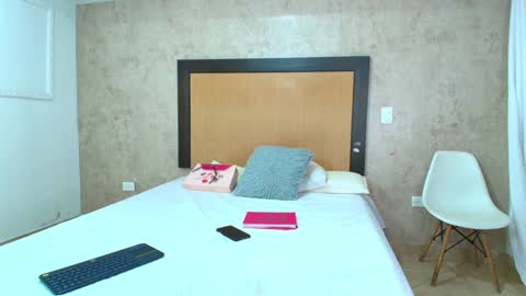 MIALOPEZ      .     Y      .      online show from 12-28-24, 05:14