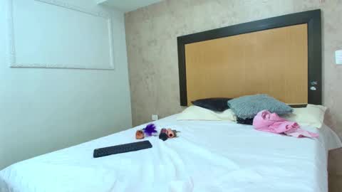 MIALOPEZ      .     Y      .      online show from 12-31-24, 10:26