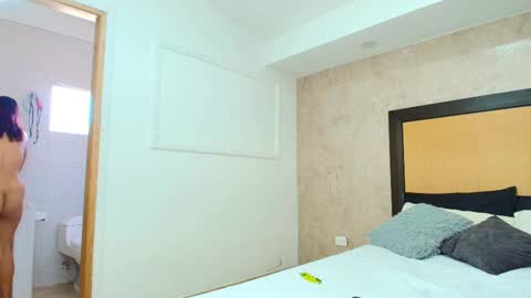 MIALOPEZ      .     Y      .      online show from 02-20-25, 08:47