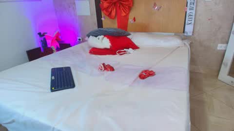 MIALOPEZ      .     Y      .      online show from 02-15-26, 07:21