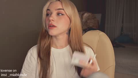 Snapshot of mia_milagros chatting on 12-24-24, 12:00 mia_milagros online show from 12-24-24, 12:00