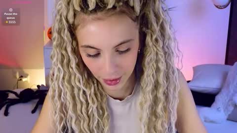 Mia online show from 10-31-25, 06:47