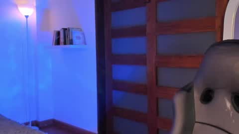 Mia online show from 03-11-25, 05:16