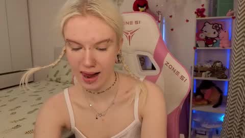 Snapshot of mia_waterlily chatting on 02-25-26, 03:16 Mia online show from 02-25-26, 03:16