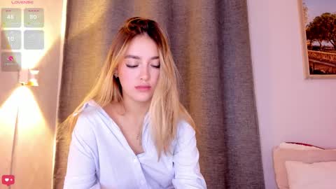 Mia White  online show from 10-21-25, 01:23