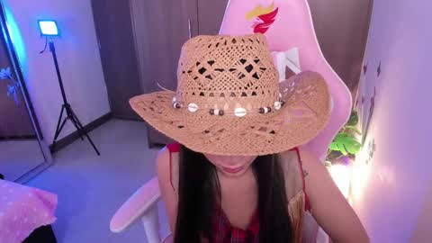 mia  nicolle online show from 10-30-25, 01:51