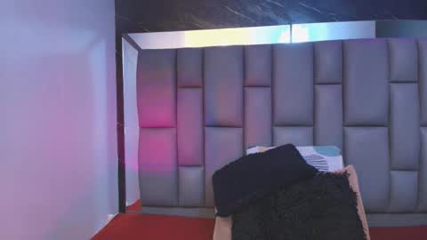 Mia online show from 11-22-25, 12:04