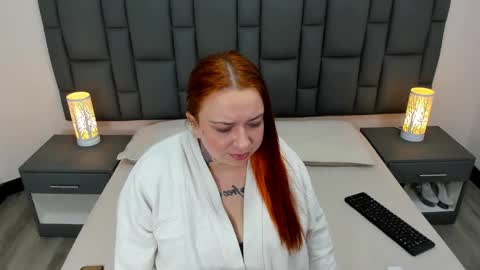 mia red hair molly short hair online show from 01-12-25, 08:04