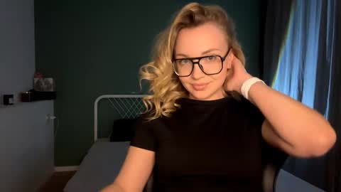 Snapshot of miabby3 chatting on 02-20-26, 06:52 Mia online show from 02-20-26, 06:52