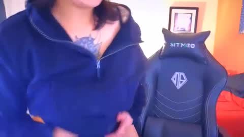 Mia online show from 01-11-25, 02:20