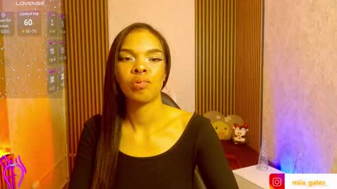 Snapshot of miagates_tay chatting on 11-12-25, 02:45 Mia online show from 11-12-25, 02:45