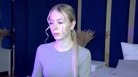 Mia online show from 09-26-25, 05:17