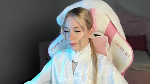 Mia online show from 10-14-25, 06:20