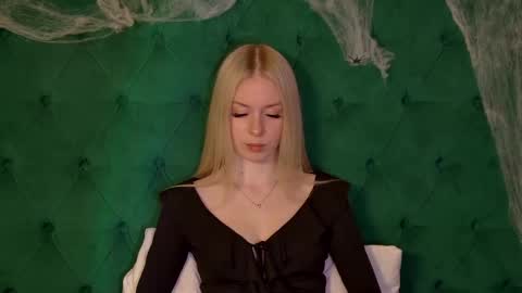 Mia online show from 11-05-25, 05:24