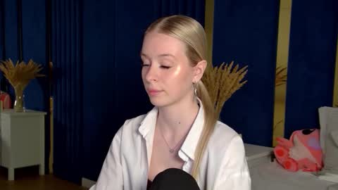 Mia online show from 11-25-25, 10:43