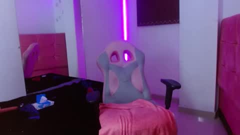 MIA VELEZ online show from 01-18-25, 09:56