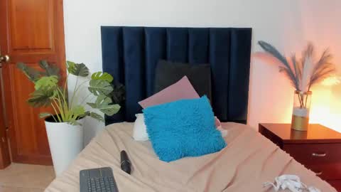 Snapshot of miahertz chatting on 09-16-25, 03:40 miahertz online show from 09-16-25, 03:40